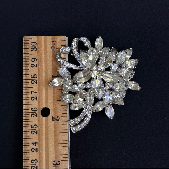 Vintage Signed Weiss Crystal Ice Clear Faceted Rhinestone Pin Brooch - Picture 4 of 4